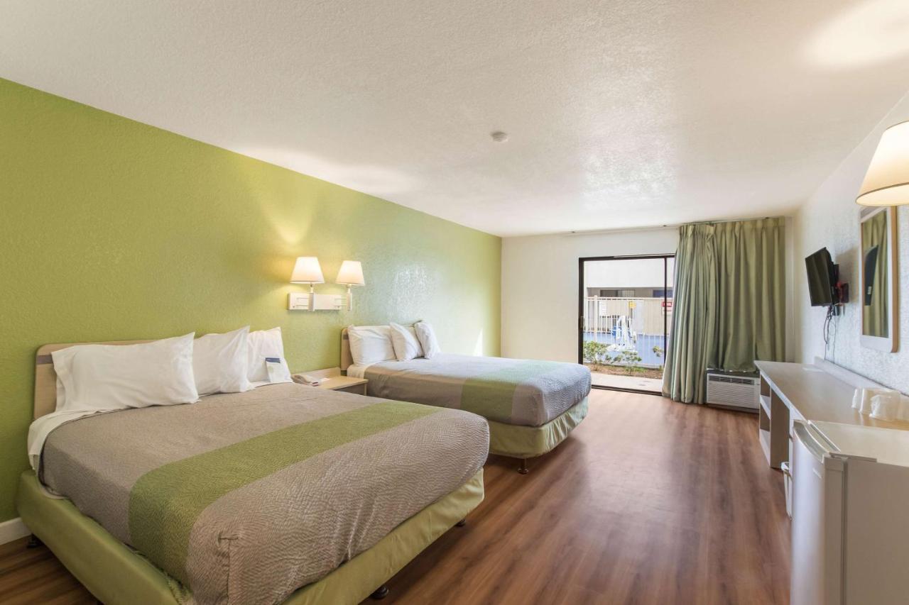 6 Hotel Hemet