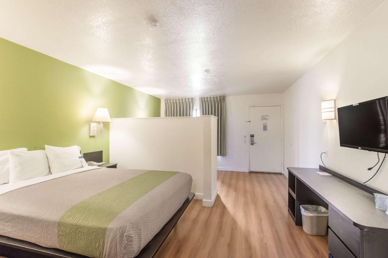 Hotel 6