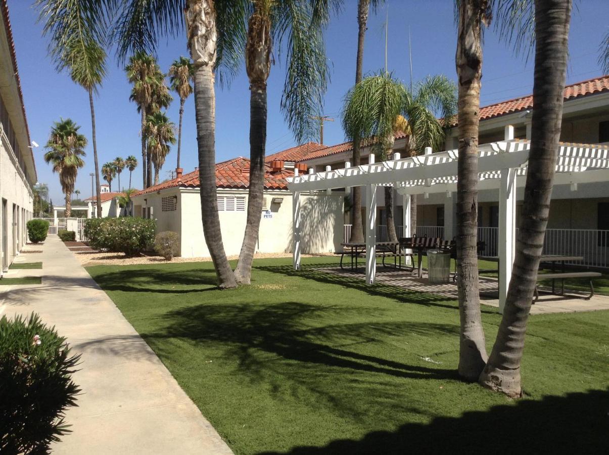 6 Hotel Hemet