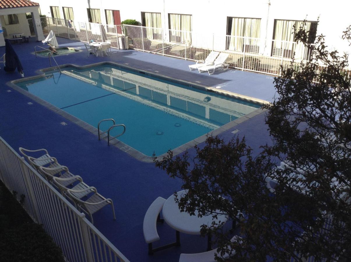 6 Hotel Hemet
